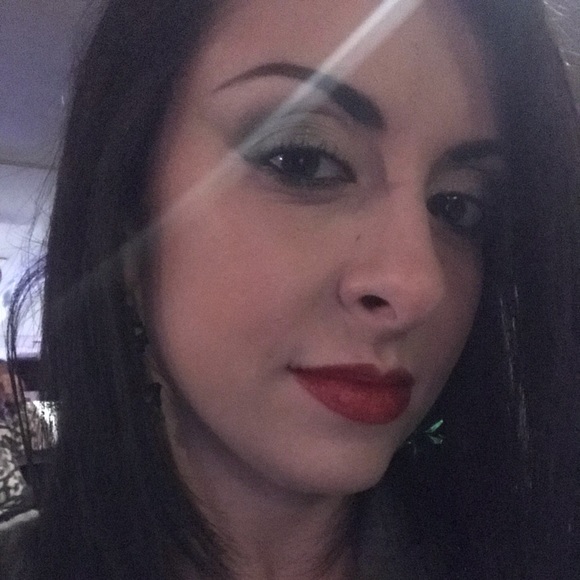 Meet your Posher, Liz - Picture 2 of 8